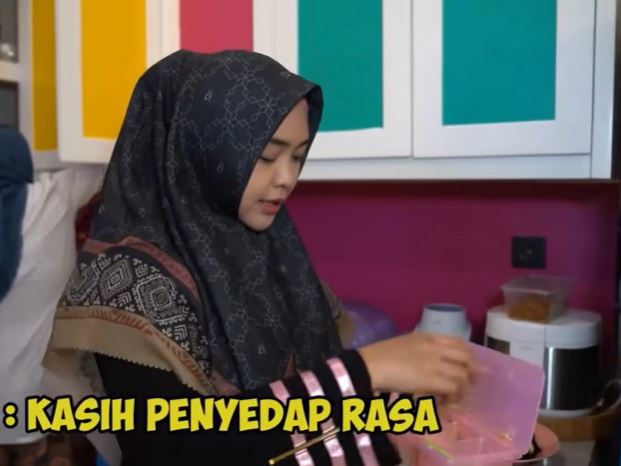 Simpel cuma pakai 4 bahan, ini 7 langkah Ria Ricis bikin terong goreng