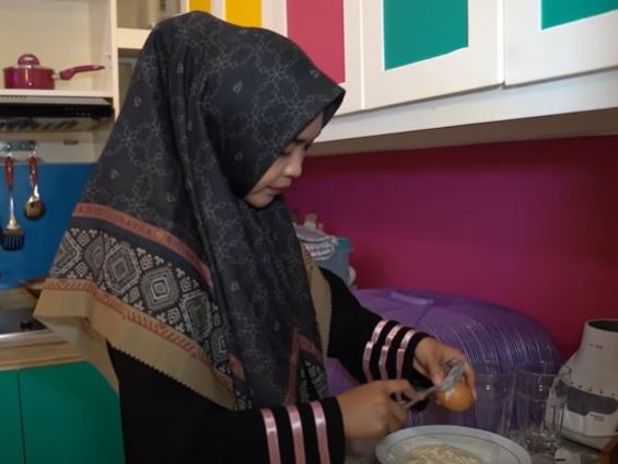 Simpel cuma pakai 4 bahan, ini 7 langkah Ria Ricis bikin terong goreng
