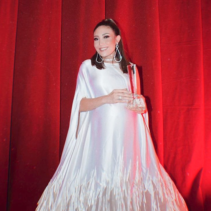 Pesona 9 seleb pamer baby bump di acara penghargaan, tampil rupawan