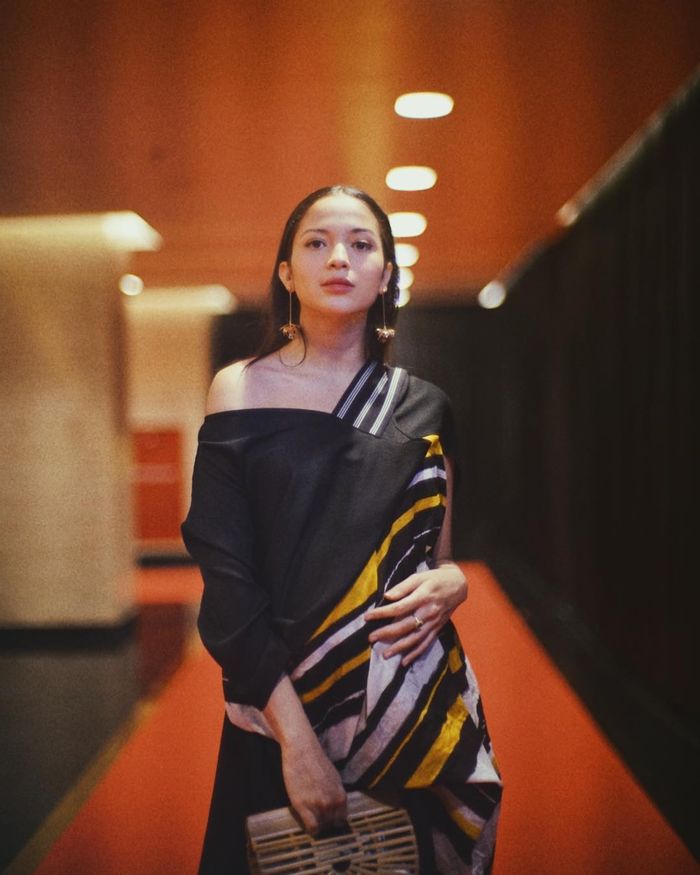 Pesona 9 seleb pamer baby bump di acara penghargaan, tampil rupawan