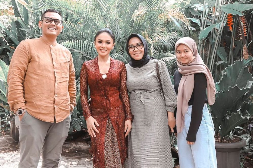 9 Gaya Yuni Shara di acara tedak siten keponakan, anggun pakai kebaya