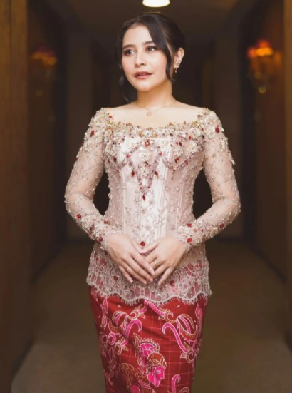 11 Gaya Prilly Latuconsina pakai kebaya, kain jariknya penuh makna