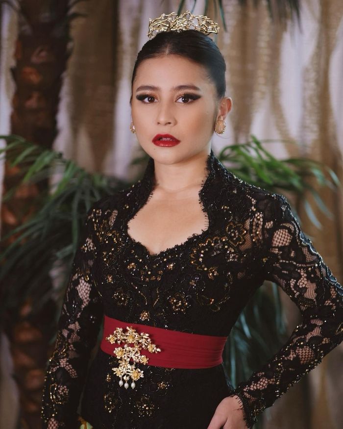 11 Gaya Prilly Latuconsina pakai kebaya, kain jariknya penuh makna