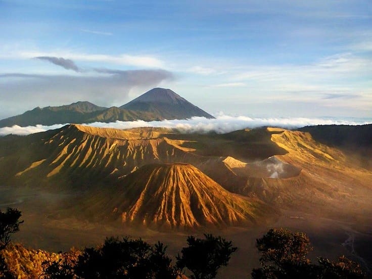 Sejarah erupsi 7 gunung berapi di Indonesia, telan puluhan ribu korban