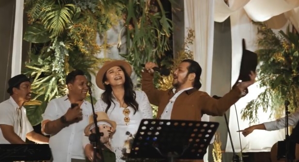 11 Momen pernikahan kedua Ramon Y Tungka, bertema Glances of the East