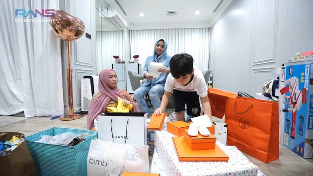 11 Potret kado kelahiran Rayyanza Malik Ahmad, bertabur barang mewah