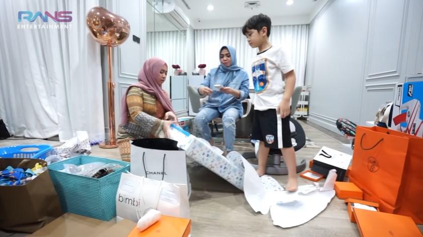 11 Potret kado kelahiran Rayyanza Malik Ahmad, bertabur barang mewah