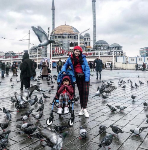 11 Momen Ayu Ting Ting dan Bilqis di luar negeri, nonton konser BTS