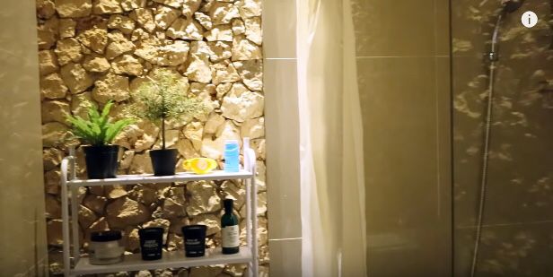 Penampakan kamar mandi 11 penyanyi wanita, milik Raisa dihiasi lukisan