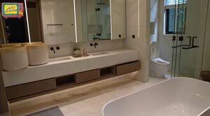 Penampakan kamar mandi 11 penyanyi wanita, milik Raisa dihiasi lukisan