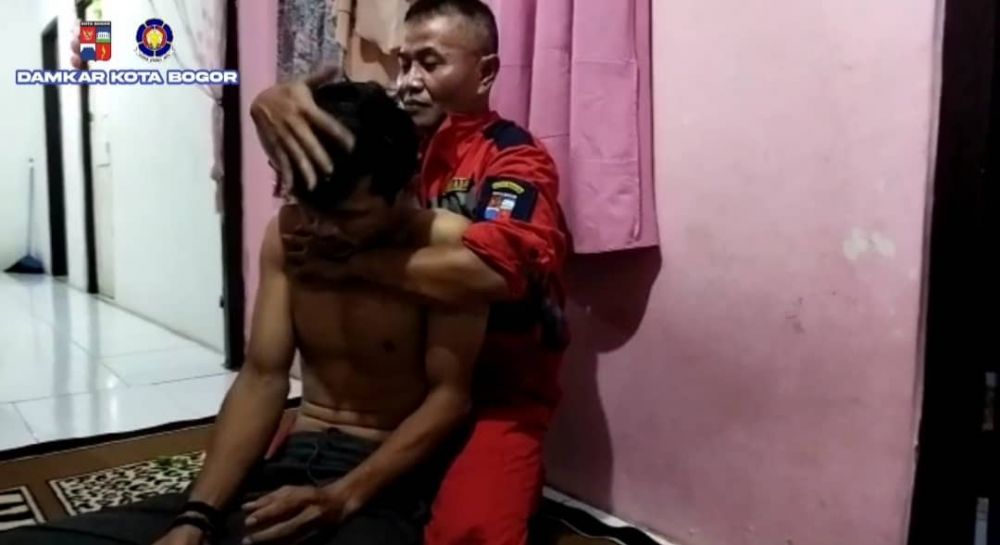 Unik abis, petugas damkar diminta sembuhkan warga kesurupan