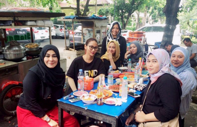 Momen 11 penyanyi makan pinggir jalan, Iis Dahlia ketemu Ridwan Kamil