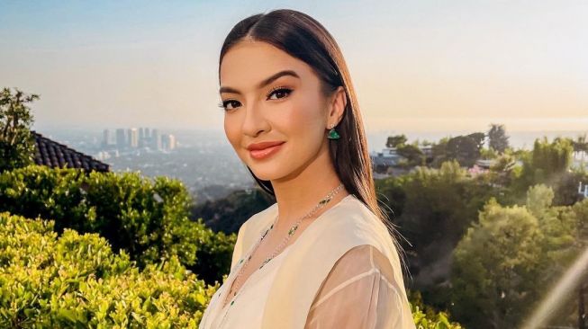 Punya karier mentereng, 11 seleb ini pernah jadi karyawan kantor