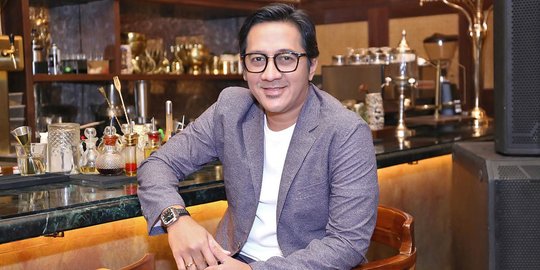 Punya karier mentereng, 11 seleb ini pernah jadi karyawan kantor