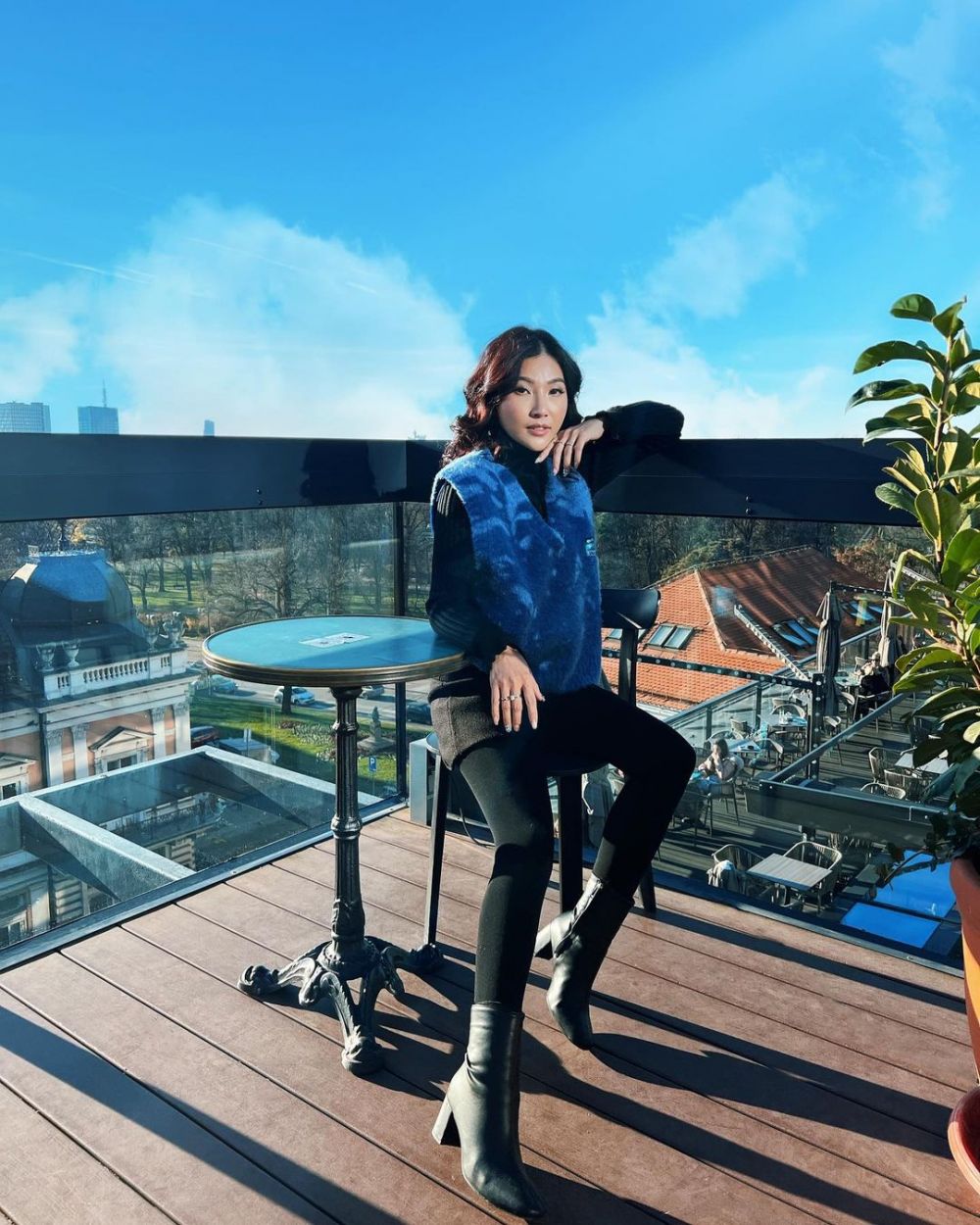 13 Gaya Sarwendah liburan di Serbia, kenakan daster di tengah salju