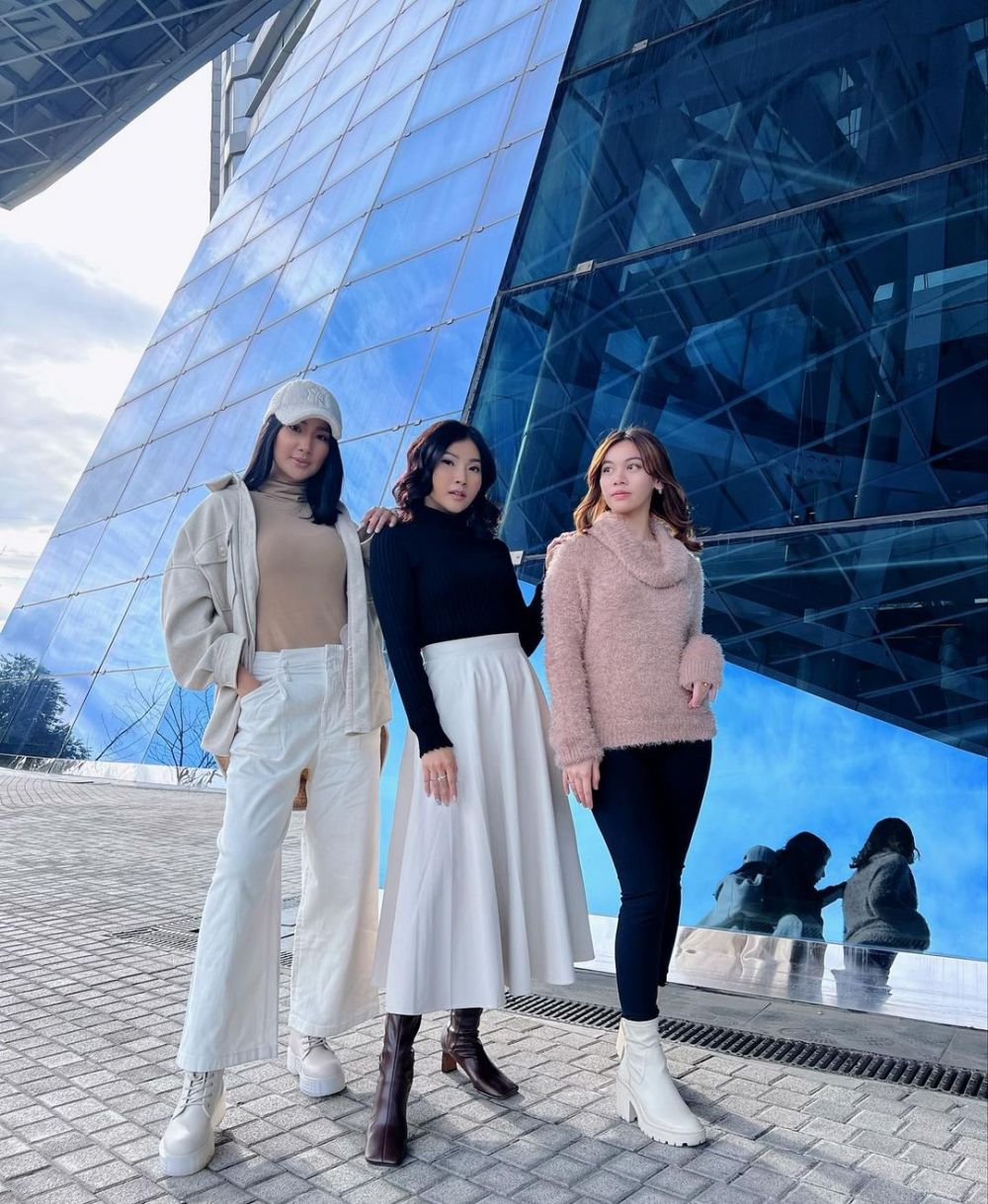 13 Gaya Sarwendah liburan di Serbia, kenakan daster di tengah salju