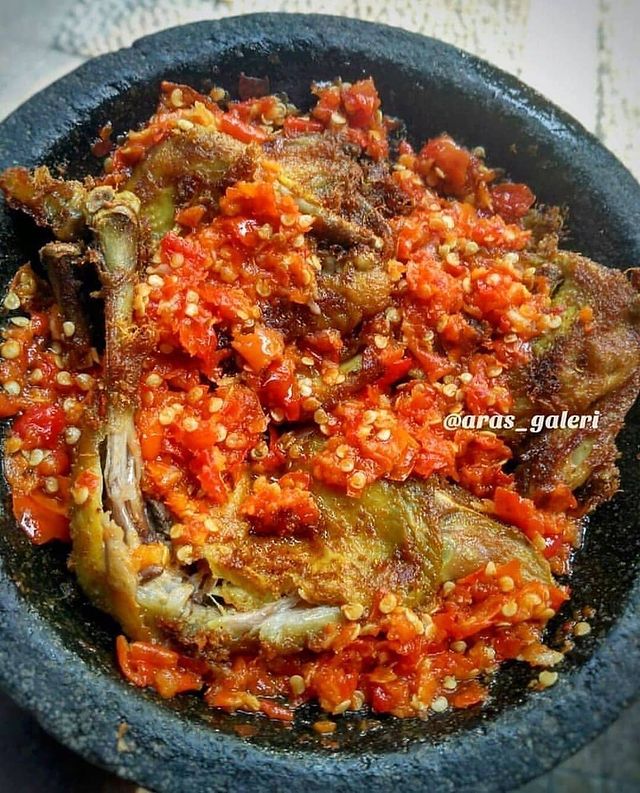 13 Cara membuat sambal ayam geprek, simpel dan pedasnya nampol
