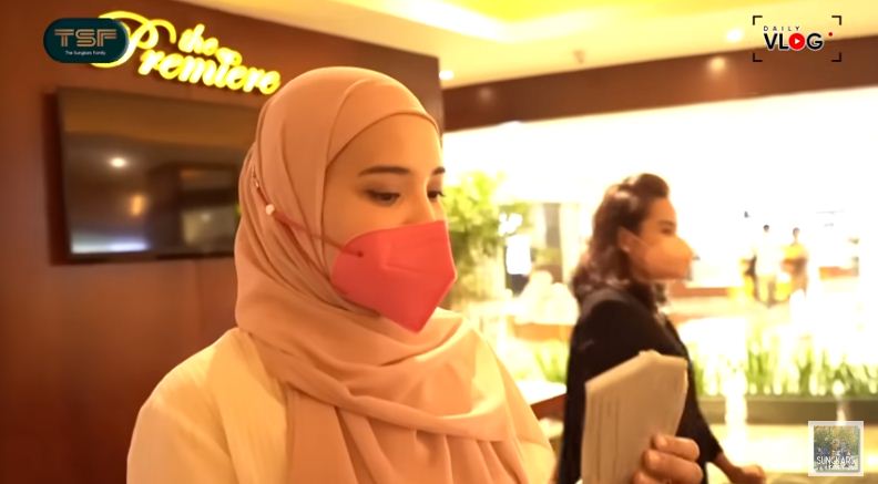 13 Momen Zaskia Sungkar ajak karyawan nobar, booking satu studio