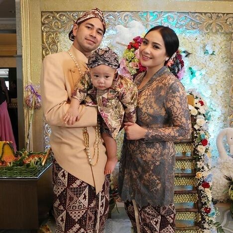 Pesona 13 seleb di acara tedak siten, Yuni Shara anggun bersanggul