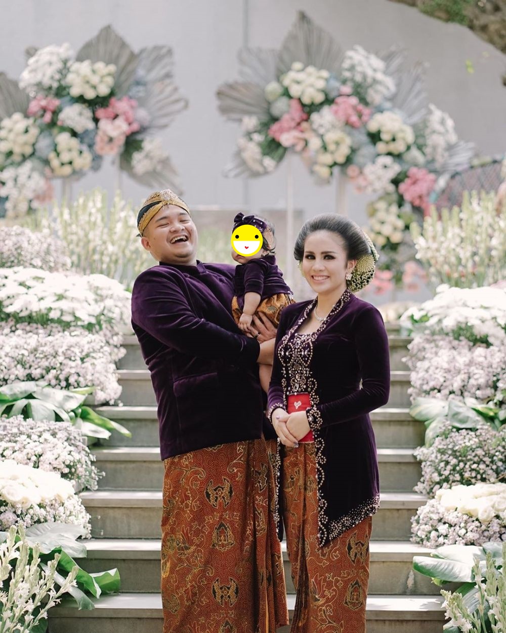 Pesona 13 seleb di acara tedak siten, Yuni Shara anggun bersanggul