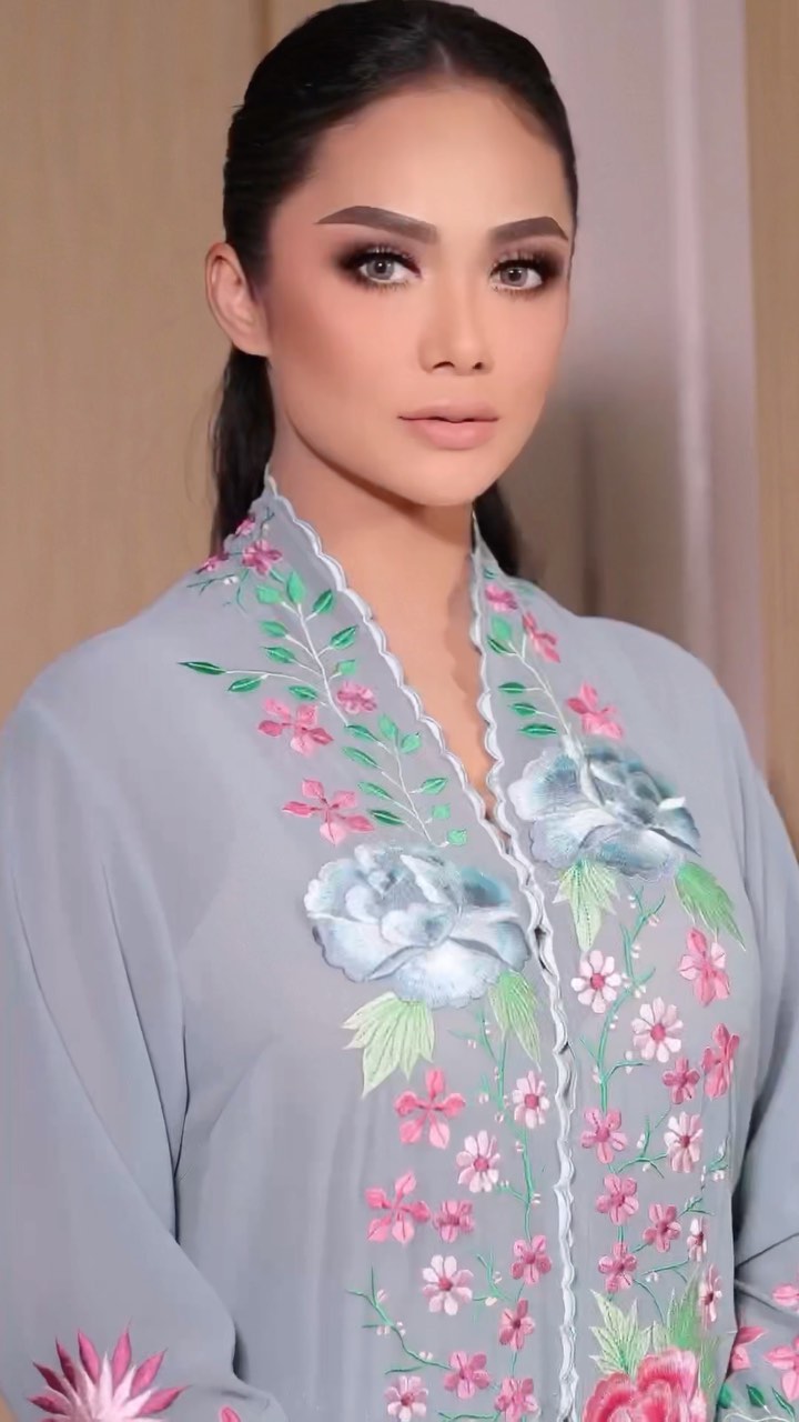 Pesona 13 seleb di acara tedak siten, Yuni Shara anggun bersanggul