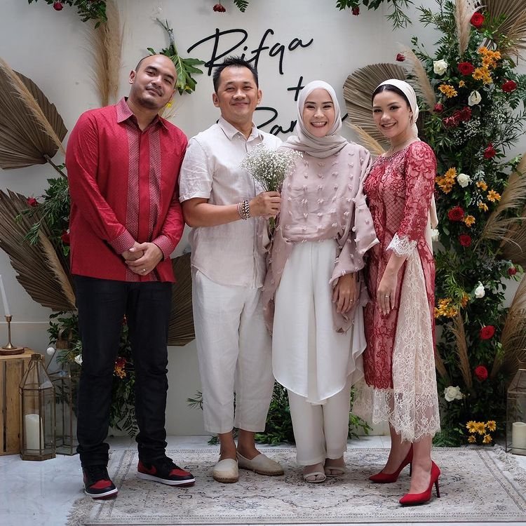 Inspirasi gaya 11 seleb berhijab ke kondangan, tampilan kian kece