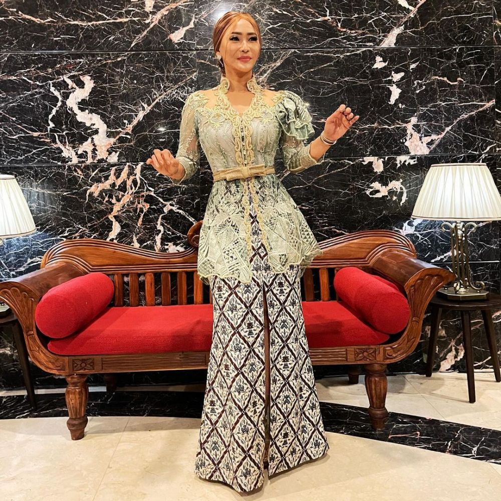 Gaya 11 seleb di pernikahan Danang DA, Inul Daratista anggun berkebaya