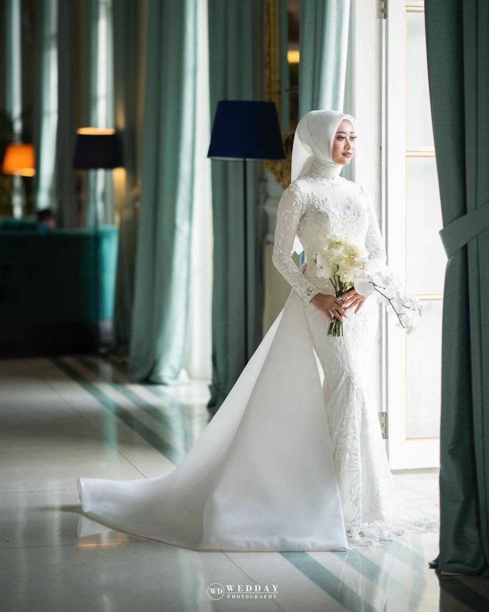 9 Penampilan istri Danang dari prewedding hingga resepsi, memesona