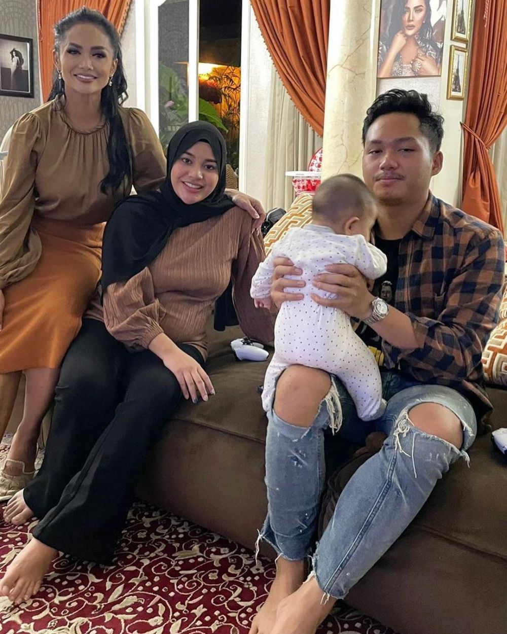 13 Momen Krisdayanti dampingi Aurel selama hamil, temani cek kandungan