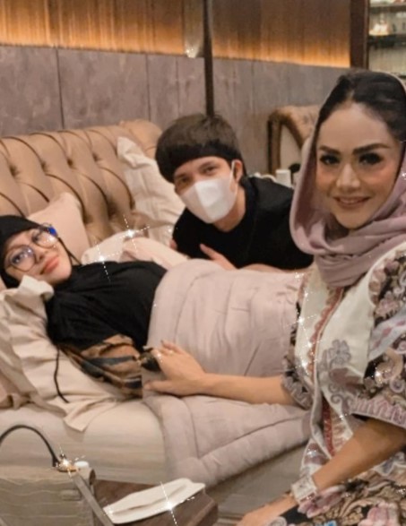 13 Momen Krisdayanti dampingi Aurel selama hamil, temani cek kandungan