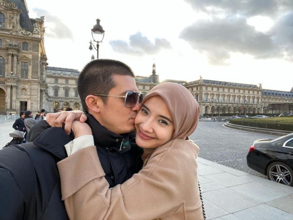 Kemesraan 11 seleb era 2000-an dan pasangan ini gayanya bak pacaran