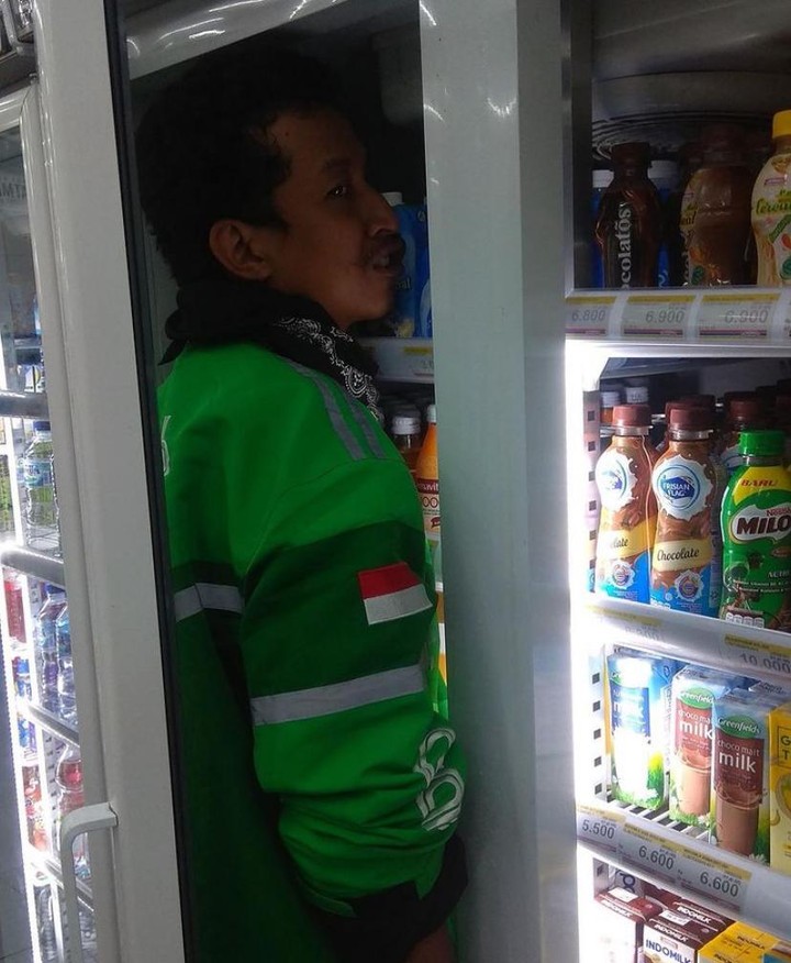 11 Momen lucu driver ojek online istirahat pas kerja, polahnya ada aja