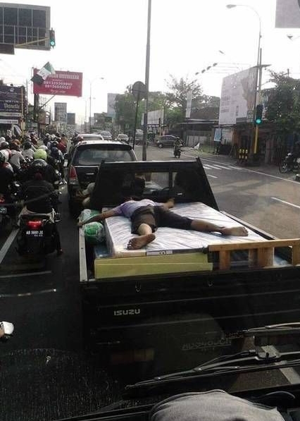 11 Momen lucu orang rebahan di sembarang tempat, bikin tepuk jidat