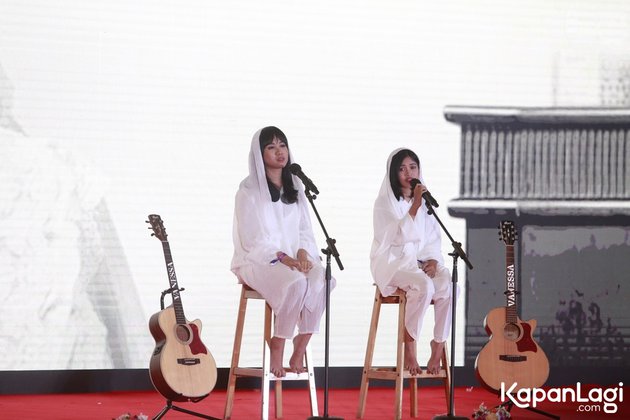 7 Potret Mayang dan Chika nyanyi di pengajian 40 harian Vanessa Angel