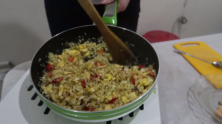 7 Trik membuat nasi goreng ala Celine Evangelista, cocok untuk diet