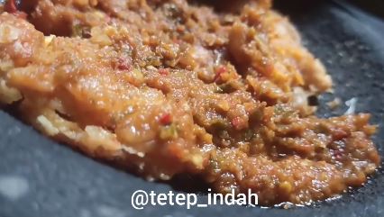 13 Cara membuat telur geprek, enak, praktis, dan pedasnya nampol