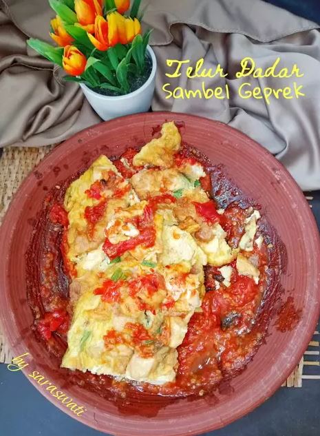 13 Cara membuat telur geprek, enak, praktis, dan pedasnya nampol