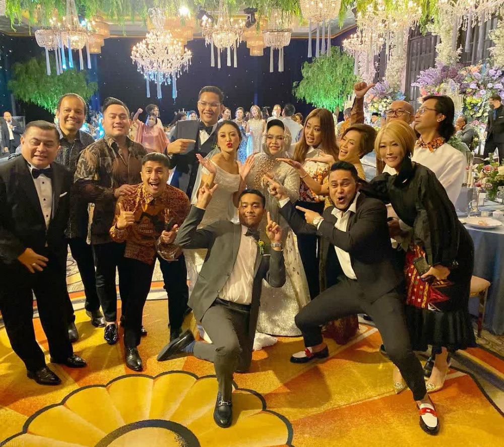 11 Mix and match Inul Daratista saat kondangan, gaunnya selalu cetar