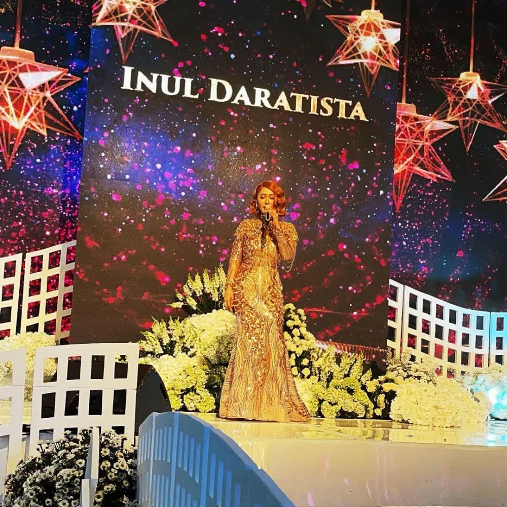 11 Mix and match Inul Daratista saat kondangan, gaunnya selalu cetar