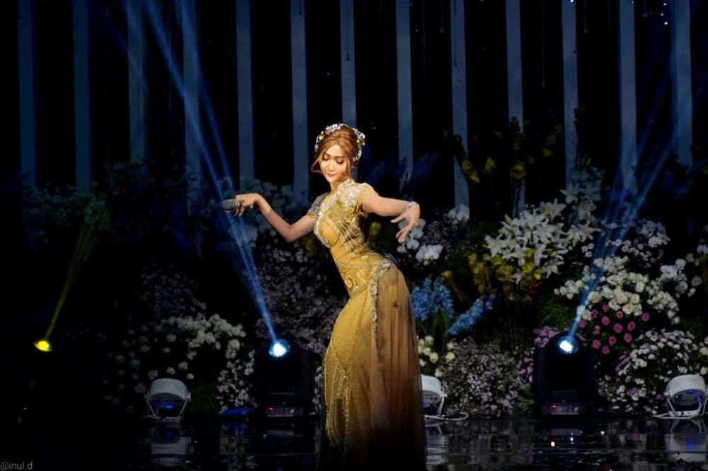 11 Mix and match Inul Daratista saat kondangan, gaunnya selalu cetar