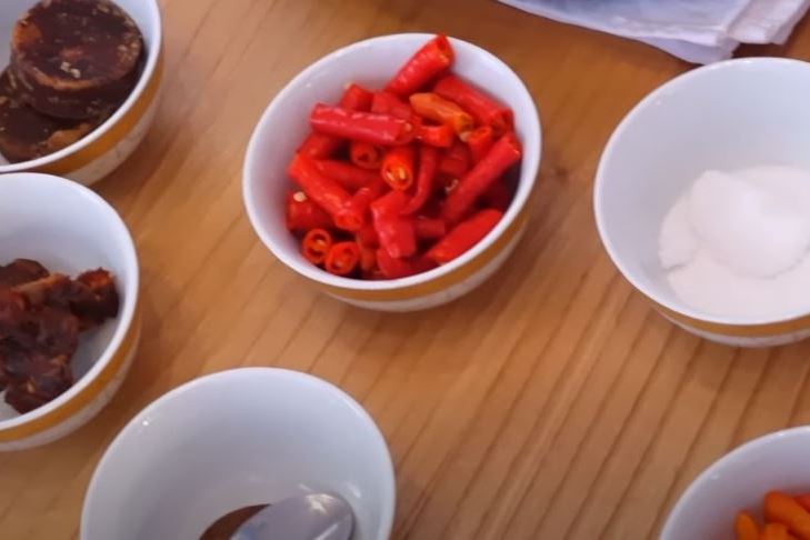 9 Langkah Iis Dahlia bikin sambal terasi, sedap dan nggak susah diulek