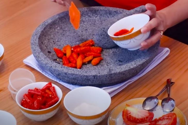 9 Langkah Iis Dahlia bikin sambal terasi, sedap dan nggak susah diulek