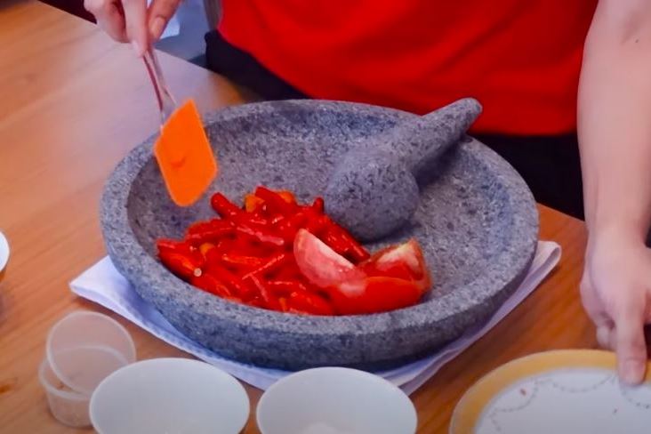 9 Langkah Iis Dahlia bikin sambal terasi, sedap dan nggak susah diulek