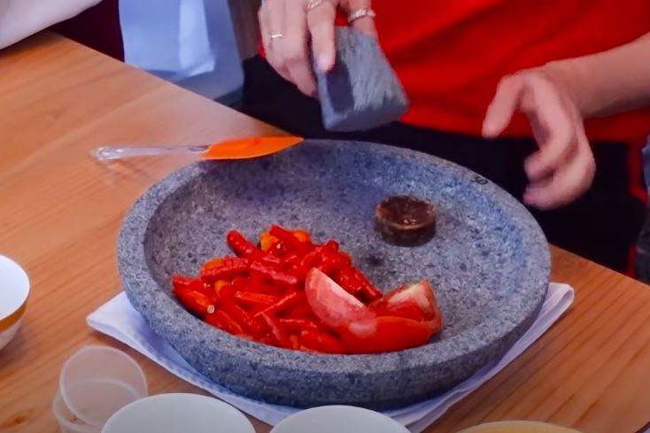 9 Langkah Iis Dahlia bikin sambal terasi, sedap dan nggak susah diulek