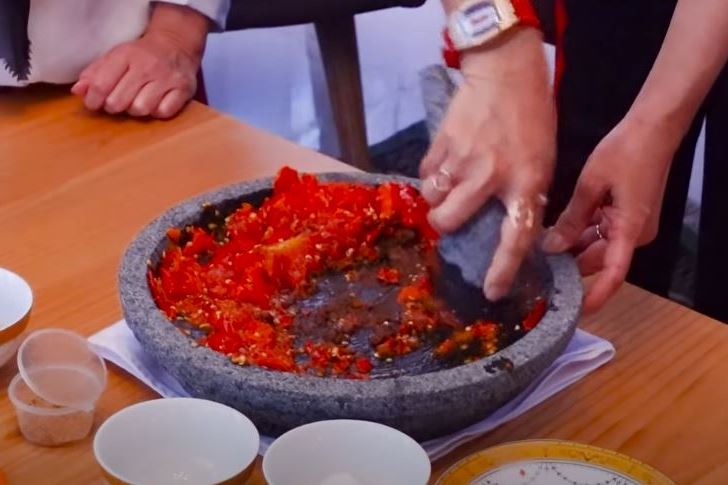 9 Langkah Iis Dahlia bikin sambal terasi, sedap dan nggak susah diulek