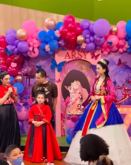 9 Momen ulang tahun Arsy ke-7 tahun, dandan ala princess Mulan