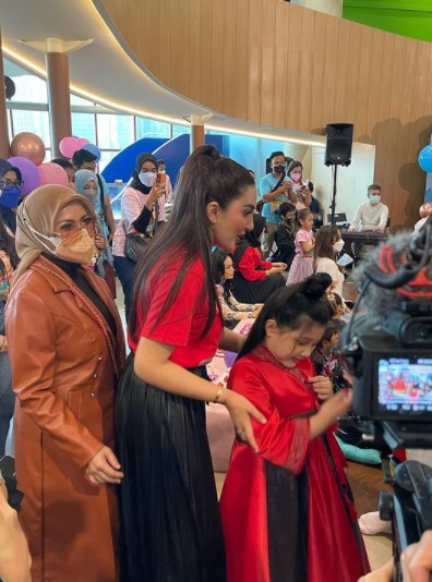 9 Momen ulang tahun Arsy ke-7 tahun, dandan ala princess Mulan