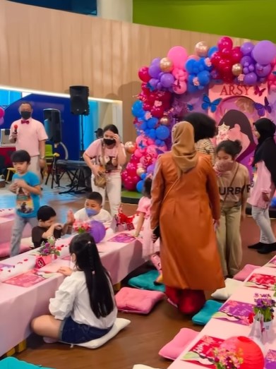 9 Momen ulang tahun Arsy ke-7 tahun, dandan ala princess Mulan