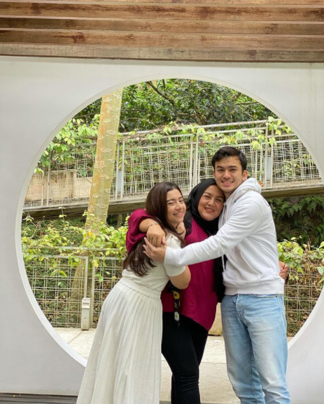 Jarang tersorot, ini 11 potret kedekatan Rizky Nazar dan ibunda