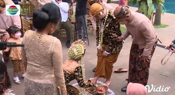 9 Momen pernikahan Ifan Govinda usung adat Jawa, maharnya Rp12.122.021